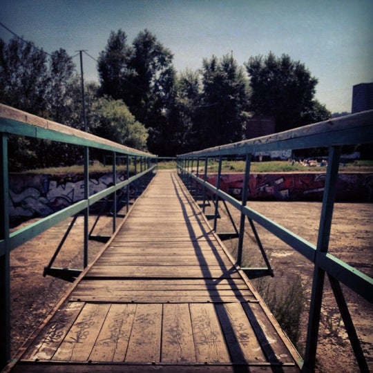 мончегорск набережная пирс. волжская набережная астрахань. пристань улица. вечер в городе. калифорния пирс.