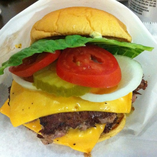 Foto tirada no(a) Milk Burger por David C. em 6/25/2012
