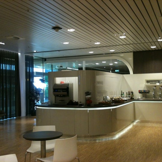 Foto tirada no(a) Servisair Lounge 26 (Schengen) por Lee J. em 2/25/2012