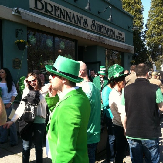 Das Foto wurde bei Brennan&#39;s Shebeen Irish Bar &amp; Grill von Tari T. am 3/17/2012 aufgenommen