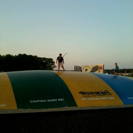Foto diambil di Knuckleheads Trampoline Park • Rides • Bowling oleh Ann Marie H. pada 8/30/2012