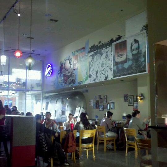 Foto diambil di Betty&#39;s Eat Inn oleh Dan O. pada 3/5/2012