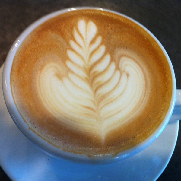Снимок сделан в The Shrewsbury Coffeehouse пользователем Ayub Z. 8/19/2012