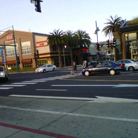 Photo taken at EQ3 Bay Area - Emeryville by Tracy E. on 7/15/2012