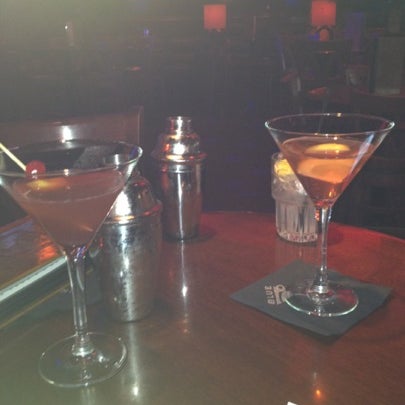 Foto tomada en Blue Martini Lounge  por Nikki D. el 7/18/2012