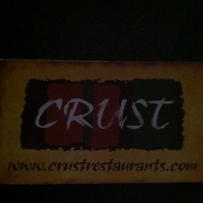 Das Foto wurde bei Crust Pizza &amp; Wine Cafe von Jenn K. am 8/9/2012 aufgenommen