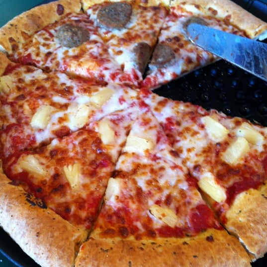 3/7/2012 tarihinde brianna e.ziyaretçi tarafından DoubleDaves Pizzaworks - San Antonio'de çekilen fotoğraf