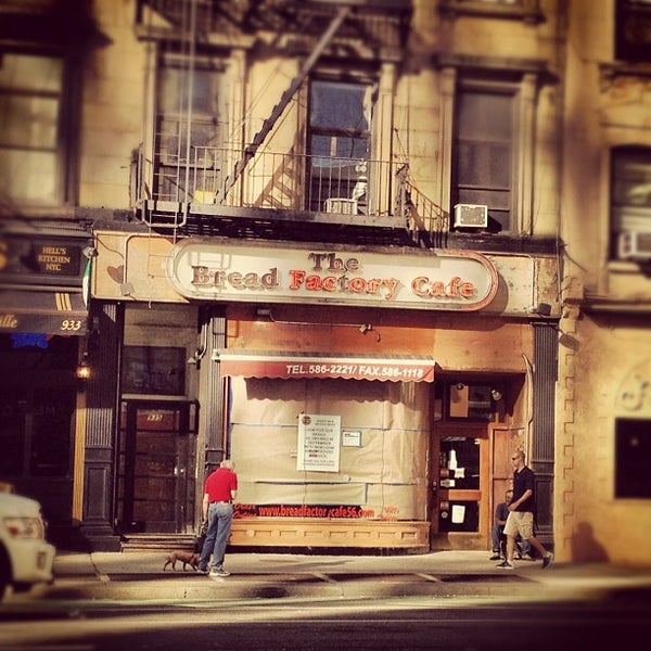 Foto tirada no(a) The Bread Factory Cafe por Rosa J. em 9/9/2012