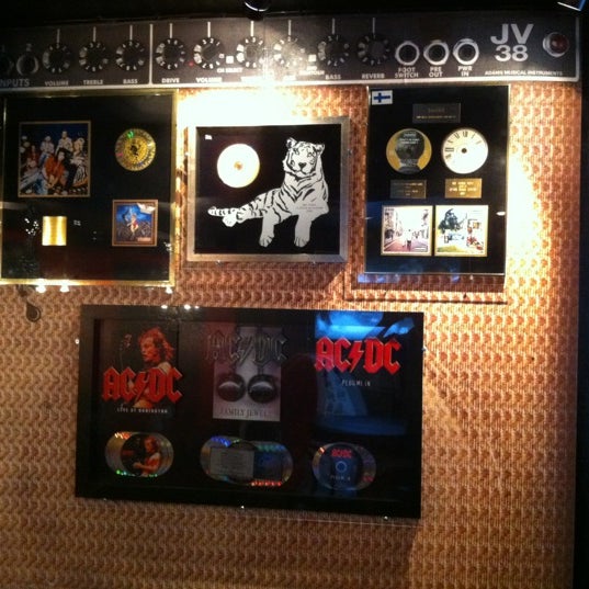 Wow! Check out these cool Platinum and Goldalbums that various bands has been given to the bar!