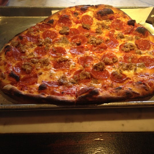 7/15/2012にAlgernon S.がNick&#39;s New Haven Style Pizzeria and Barで撮った写真