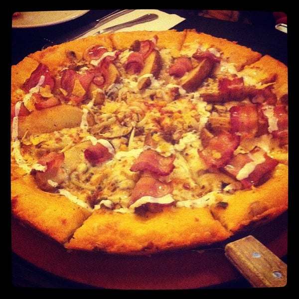 Снимок сделан в M Pizza пользователем Jess H. 6/15/2012