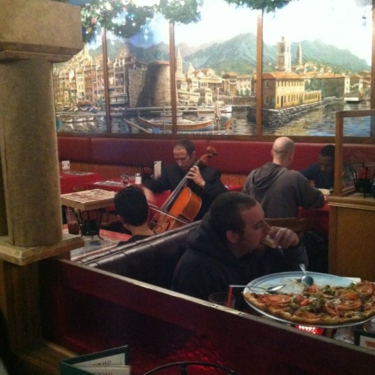 Das Foto wurde bei Palermo Italian Restaurant von bebe t. am 3/25/2012 aufgenommen