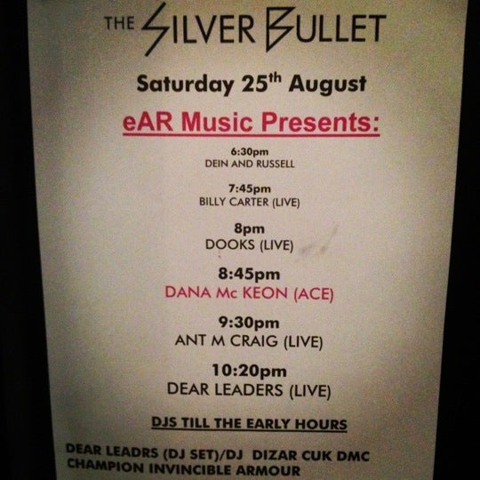 Photo prise au The Silver Bullet par Dana M. le8/25/2012