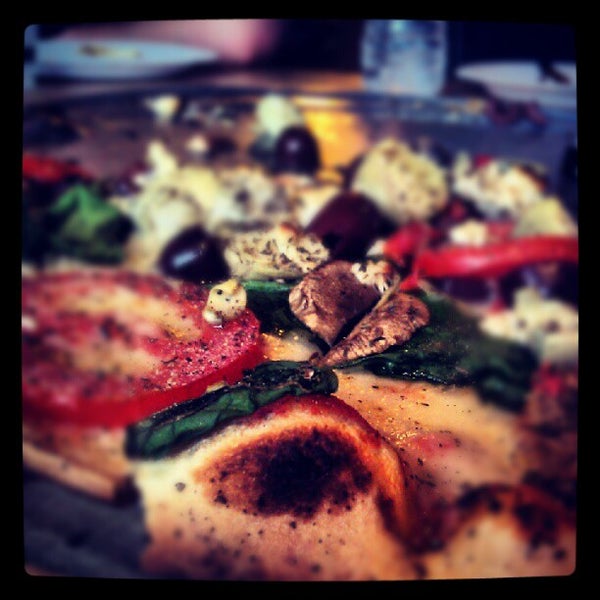 5/11/2012 tarihinde Carrie Meghan F.ziyaretçi tarafından West Crust Artisan Pizza'de çekilen fotoğraf