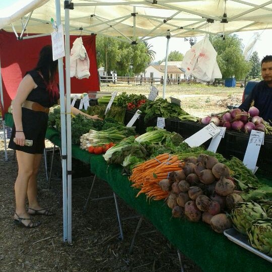รูปภาพถ่ายที่ North San Diego Certified Farmers Market โดย Claire W. เมื่อ 5/20/2012