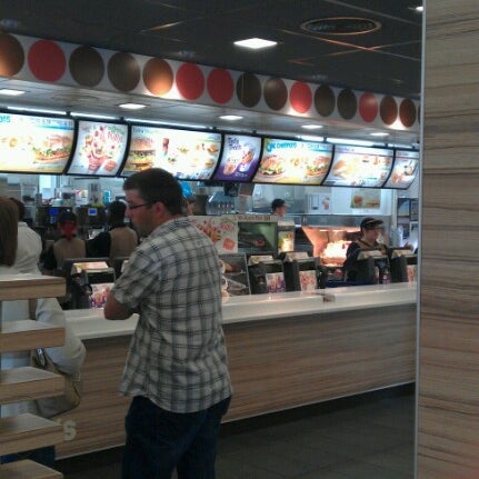 รูปภาพถ่ายที่ McDonald&#39;s โดย Paul N. เมื่อ 7/1/2012