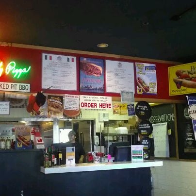 Das Foto wurde bei Windy City Pizza and BBQ von Lee P. am 4/22/2012 aufgenommen