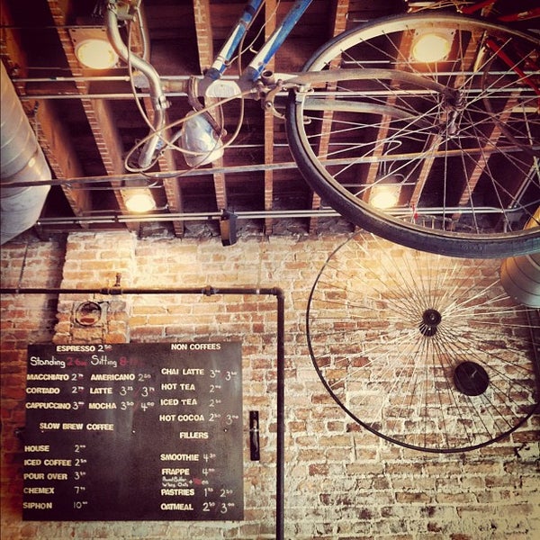 4/12/2012 tarihinde Tim S.ziyaretçi tarafından The Hub Coffee &amp; Bicycles'de çekilen fotoğraf