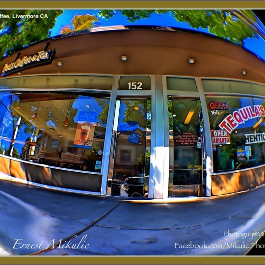 Photo taken at Peet&#39;s Coffee &amp; Tea by Ernie M. on 6/14/2012