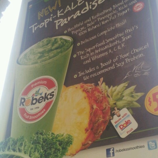 Photo taken at Robeks Fresh Juices &amp; Smoothies by Bee M. on 7/27/2012