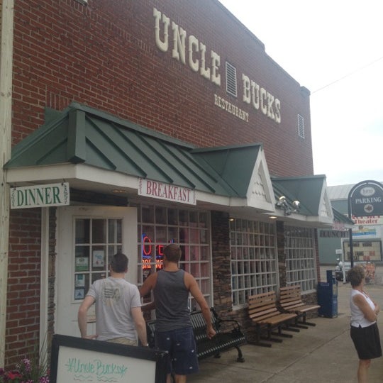 7/13/2012 tarihinde Erik T.ziyaretçi tarafından Uncle Bucks Restaurant &amp; Bar'de çekilen fotoğraf