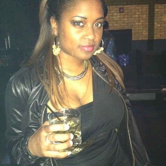 2/26/2012 tarihinde Ari S.ziyaretçi tarafından Gold Room Nightclub'de çekilen fotoğraf