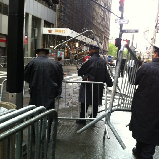 Снимок сделан в Occupy Wall Street пользователем ny400e 5/1/2012