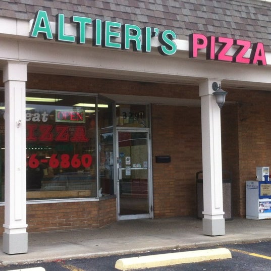 Das Foto wurde bei Altieri&#39;s Pizza von Richard S. am 4/22/2012 aufgenommen