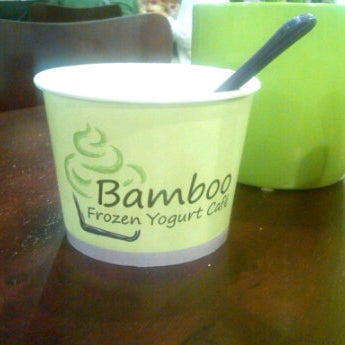 Foto tirada no(a) Bamboo Frozen Yogurt Café por Stephen J. em 5/22/2012