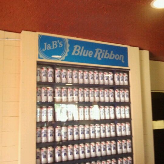 Foto tomada en J&amp;B&#39;s Blue Ribbon Bar and Grill  por Michael S. el 3/28/2012