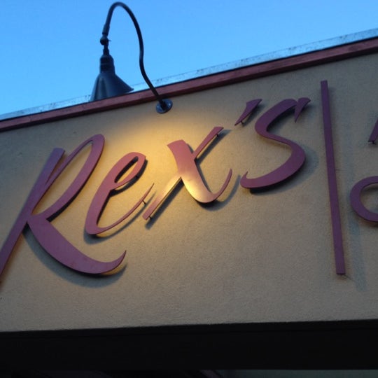 Photo prise au Rex&#39;s American Grill and Bar par Jon W. le6/28/2012