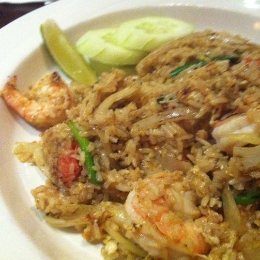 รูปภาพถ่ายที่ Ka-Prow Thai &amp; Sushi Bistro โดย Rachel M. เมื่อ 3/5/2012
