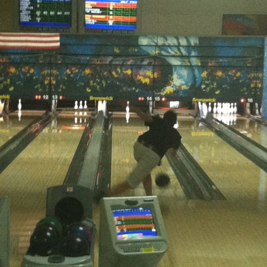 Photo taken at Gladstone Bowl by Michelle G. on 7/1/2012