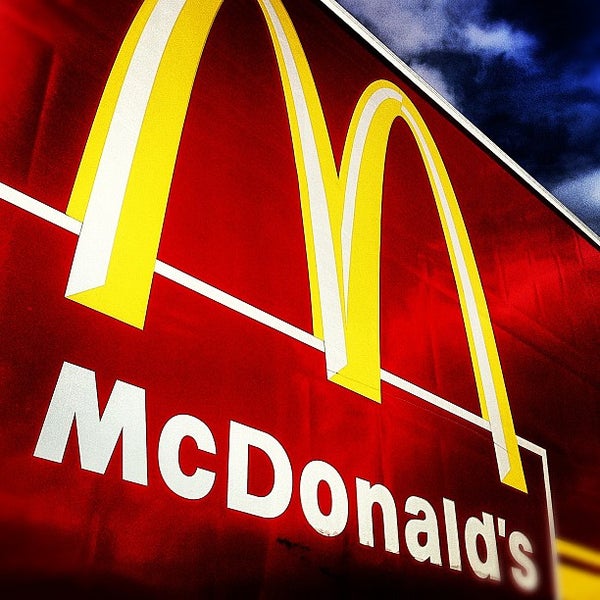 รูปภาพถ่ายที่ McDonald&#39;s โดย Laurens t. เมื่อ 6/1/2012