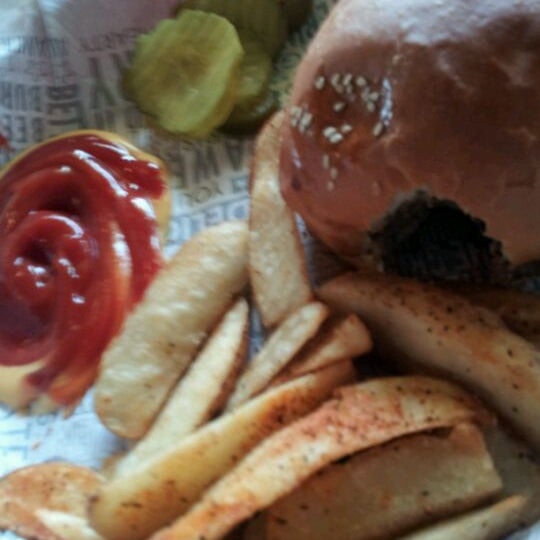 Photo taken at Fuddruckers by Triana R. on 5/25/2012