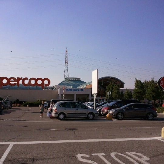 รูปภาพถ่ายที่ Centro Commerciale La Favorita โดย Giancarlo M. เมื่อ 6/15/2012
