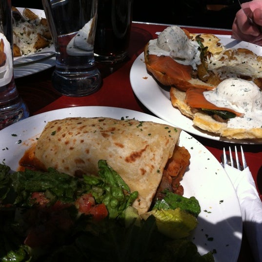 4/29/2012 tarihinde Anastasia Katie D.ziyaretçi tarafından Kalendar Restaurant &amp; Bistro'de çekilen fotoğraf