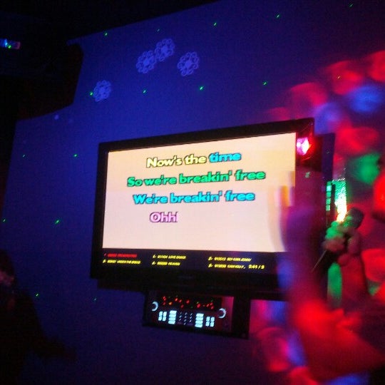 Foto tomada en St. Marks Karaoke  por Larry M. el 8/17/2012
