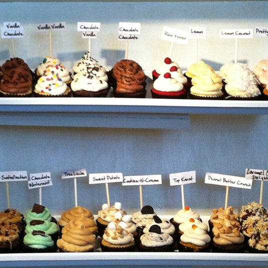 Foto tomada en Sweet Themez Cake &amp; Cupcake  por Veena S. el 6/16/2012