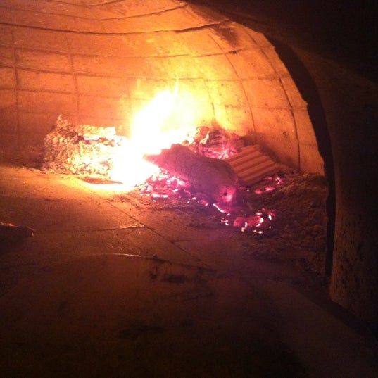 Foto diambil di Fire Engine Pizza Company oleh Phil S. pada 4/15/2012