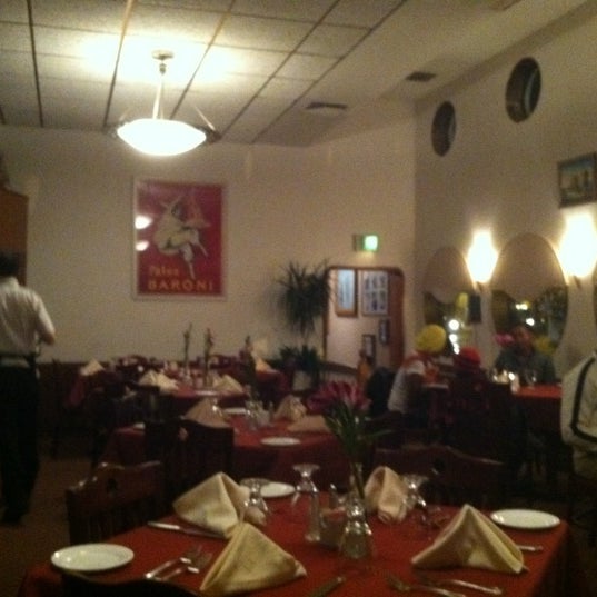 Foto scattata a Captain James Landing - Restaurant and Crab House da Morgan M. il 2/3/2012