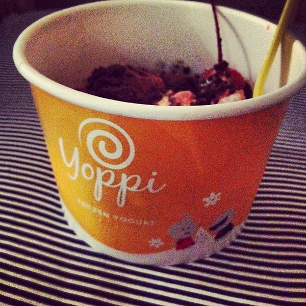 รูปภาพถ่ายที่ Yoppi Frozen Yogurt โดย Greg B. เมื่อ 9/13/2012