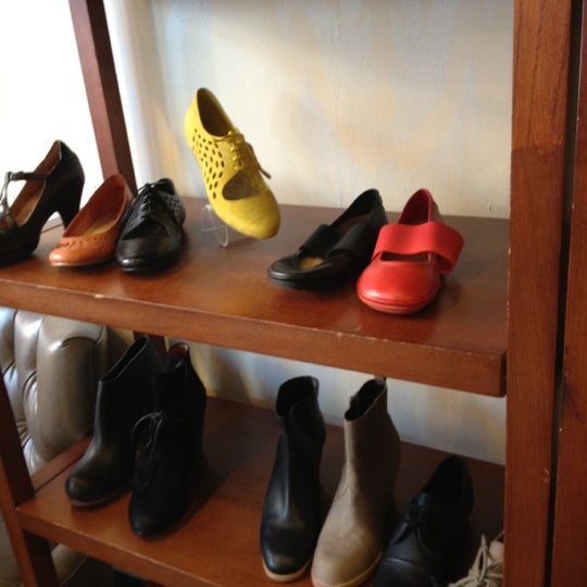 Foto tirada no(a) Shoe Market por Elle F. em 3/18/2012