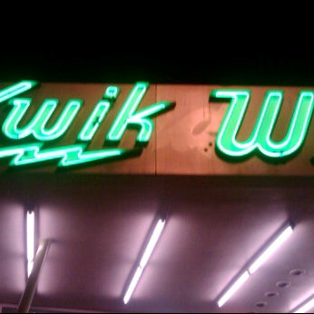 รูปภาพถ่ายที่ Kwik Way Drive-In โดย Kevin C. เมื่อ 4/15/2012