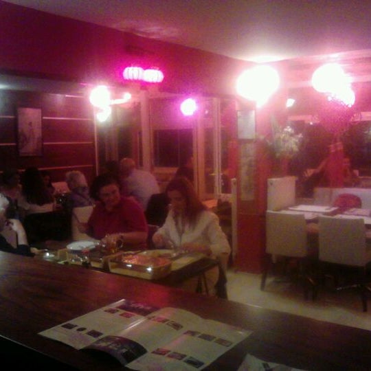 4/28/2012 tarihinde Doğu T.ziyaretçi tarafından Mai-Ling Chinese &amp; Sushi'de çekilen fotoğraf