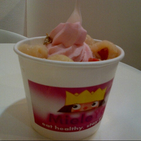 รูปภาพถ่ายที่ Mieleyo Premium Frozen Yogurt โดย Kenny K. เมื่อ 7/11/2012