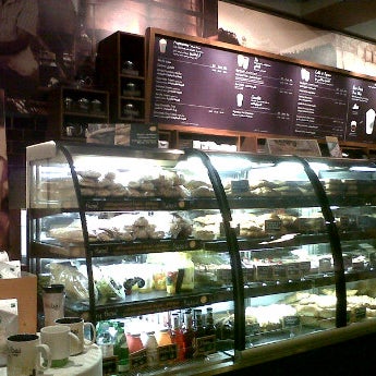 Foto tirada no(a) Starbucks por Kellai b. em 4/5/2012
