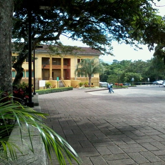 รูปภาพถ่ายที่ INCAE Business School โดย Danilo C. เมื่อ 6/29/2012