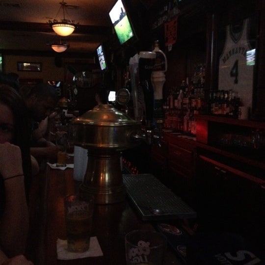 Foto diambil di East End Bar &amp; Grill oleh Sandy B. pada 5/27/2012