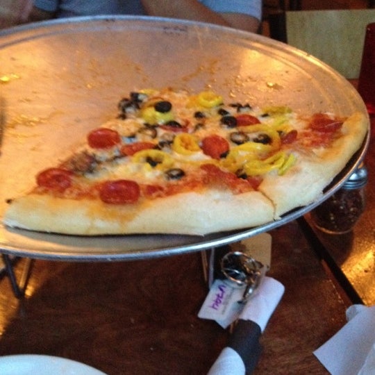 Foto tomada en Yellow Brick Pizza  por Kaitlin T. el 6/3/2012